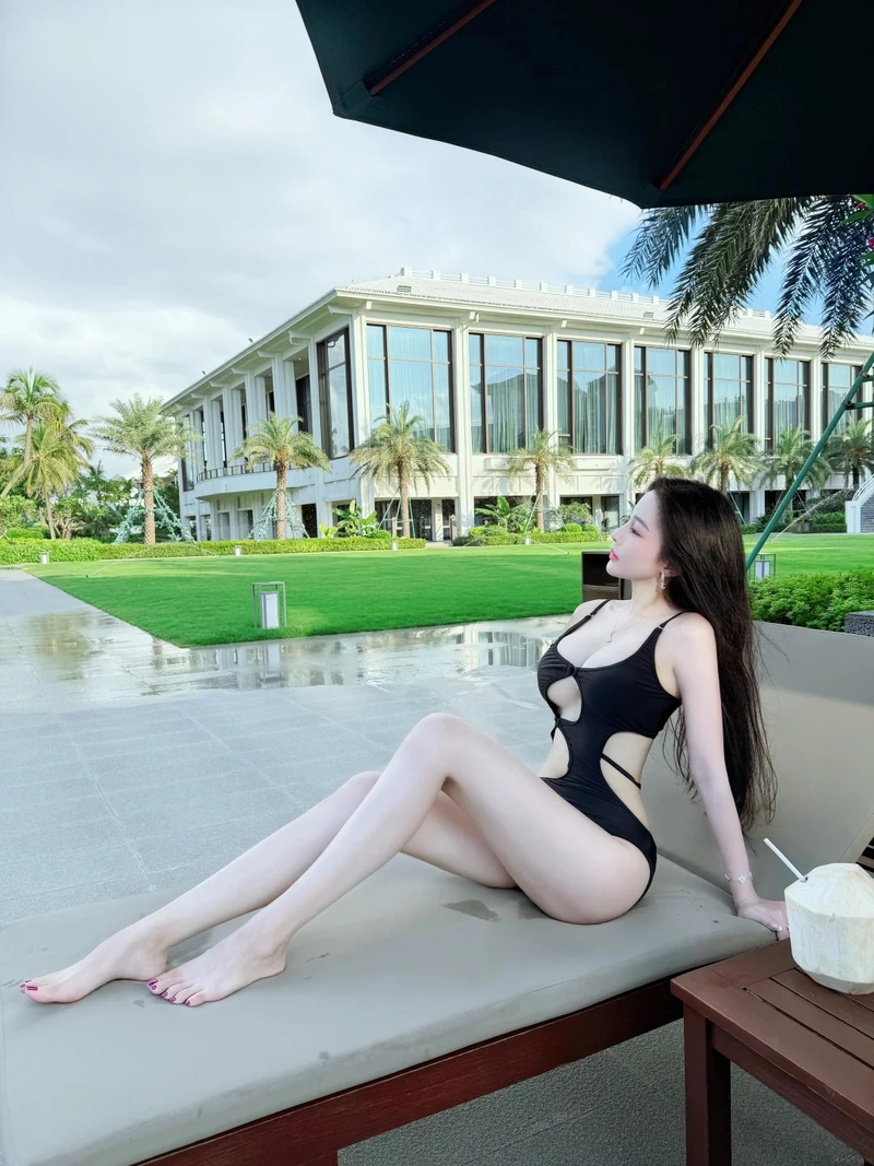 Ảnh gái xinh bikini đen vẻ đẹp rạng rỡ
