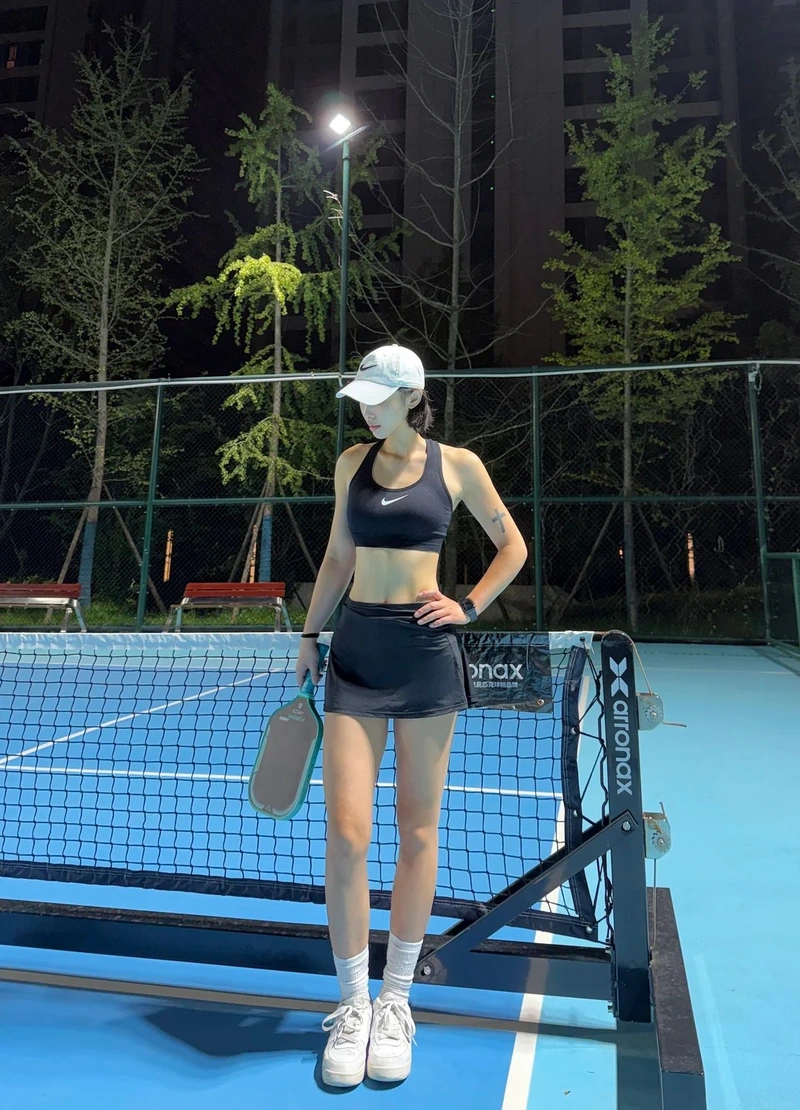 Ảnh gái xinh chơi pickleball body thon gọn