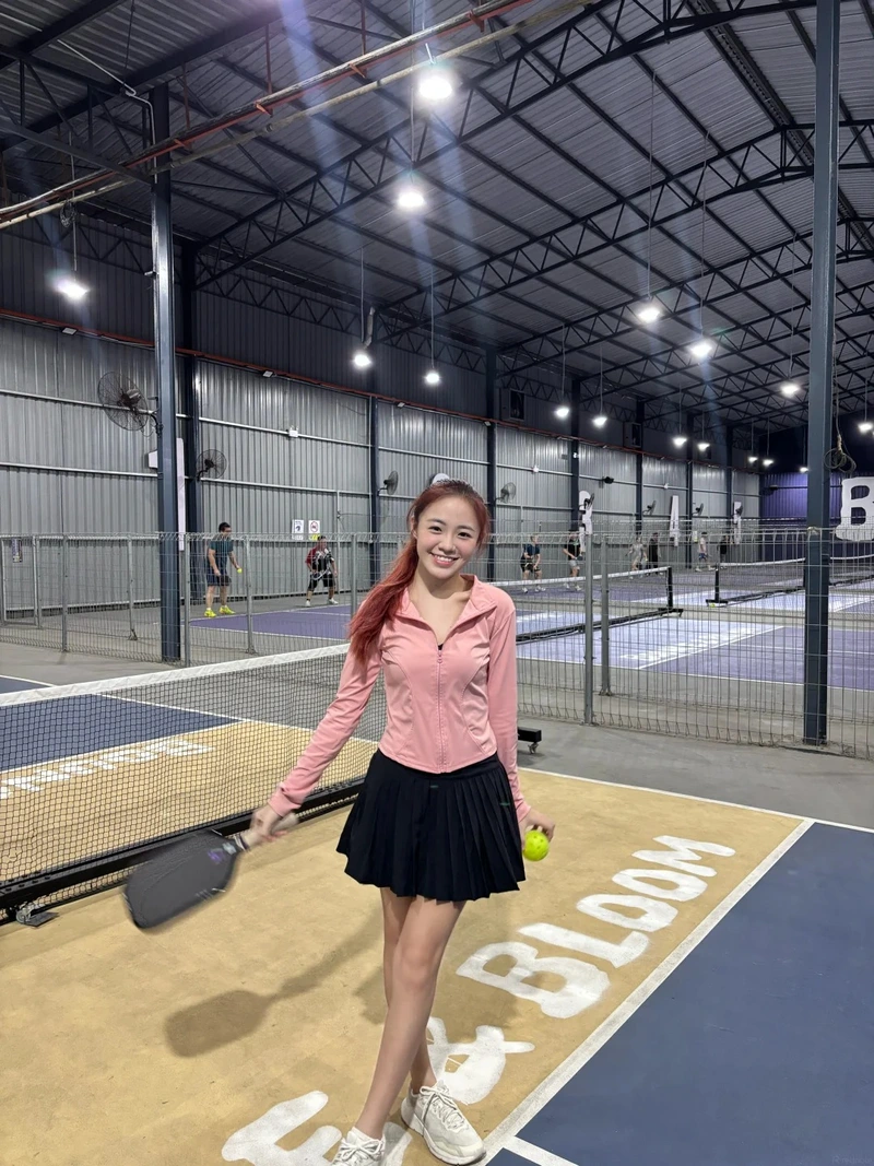 Ảnh gái xinh chơi pickleball tràn đầy sức sống