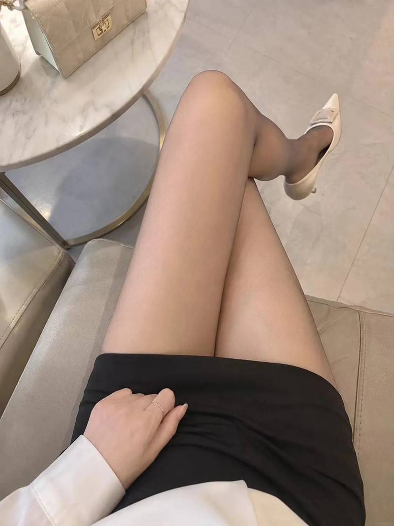 Ảnh gái xinh khoe đùi dài miên man