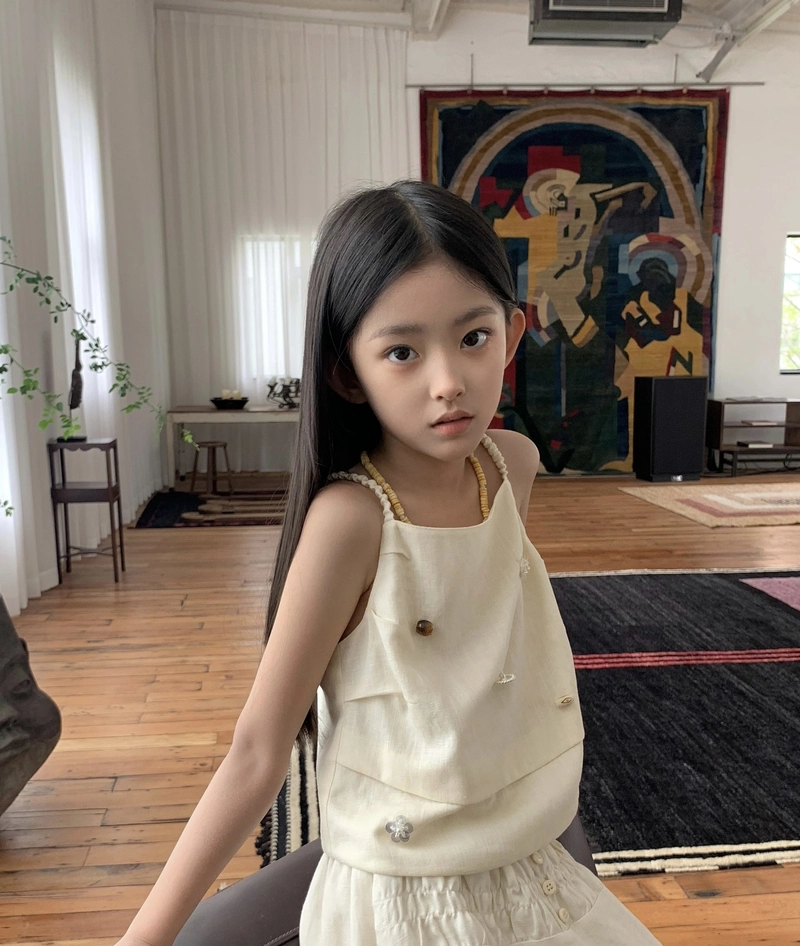 Ảnh gái xinh lớp 6 với ánh nhìn hồn nhiên