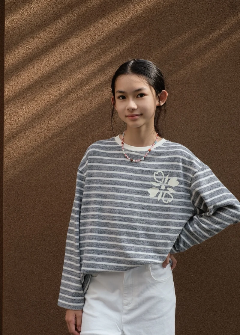 Ảnh gái xinh lớp 6 với phong thái hồn nhiên