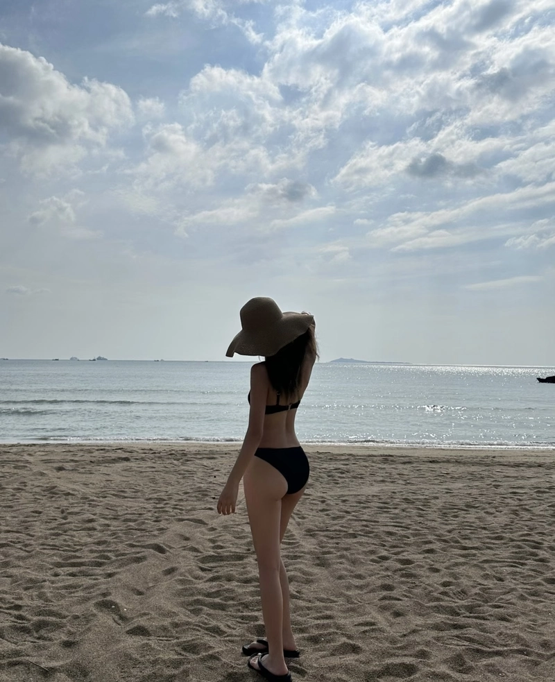 Ảnh gái xinh mặc bikini 2 mảnh đi biển