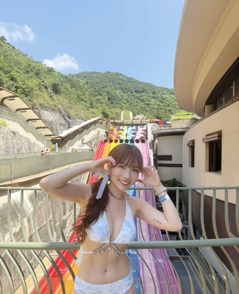 Ảnh gái xinh mặc bikini 2 mảnh rạng rỡ đẹp