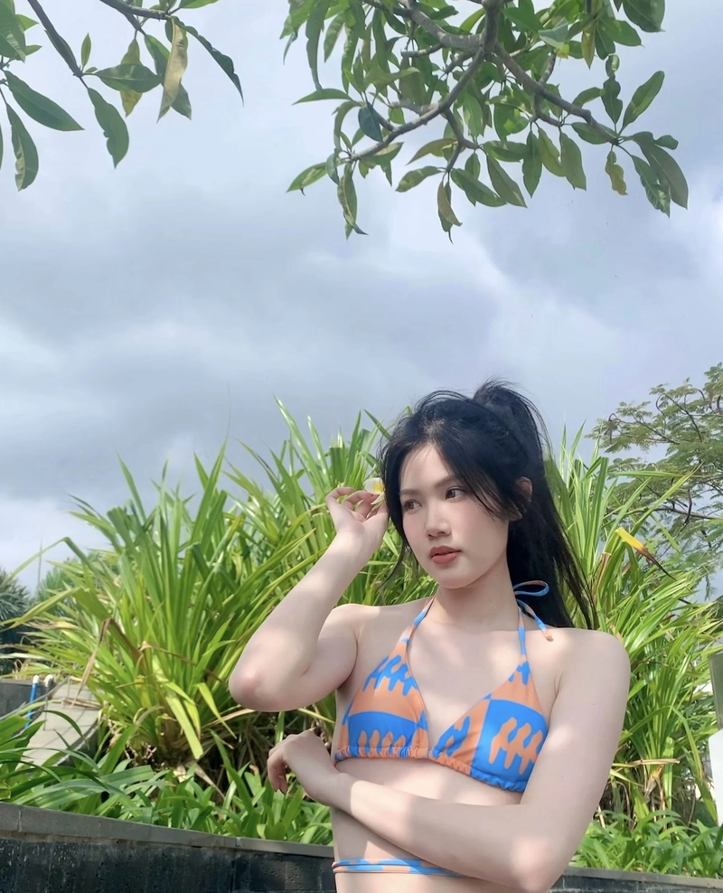 Ảnh gái xinh mặc bikini 2 mảnh trẻ trung