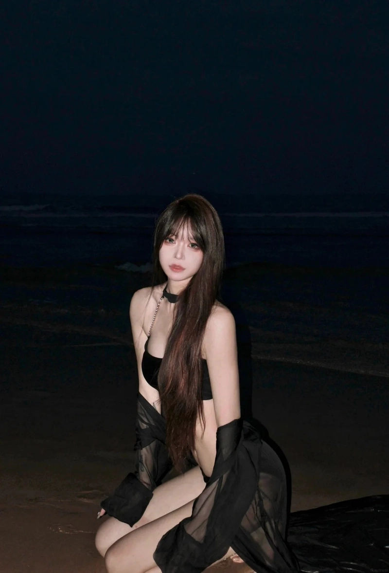 Ảnh gái xinh mặc bikini đen body săn chắc