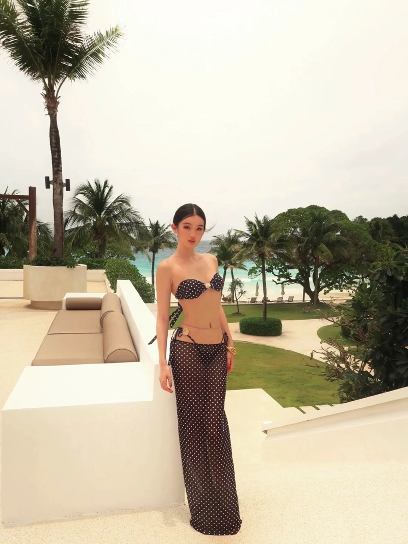 Ảnh gái xinh mặc bikini đen dáng chuẩn