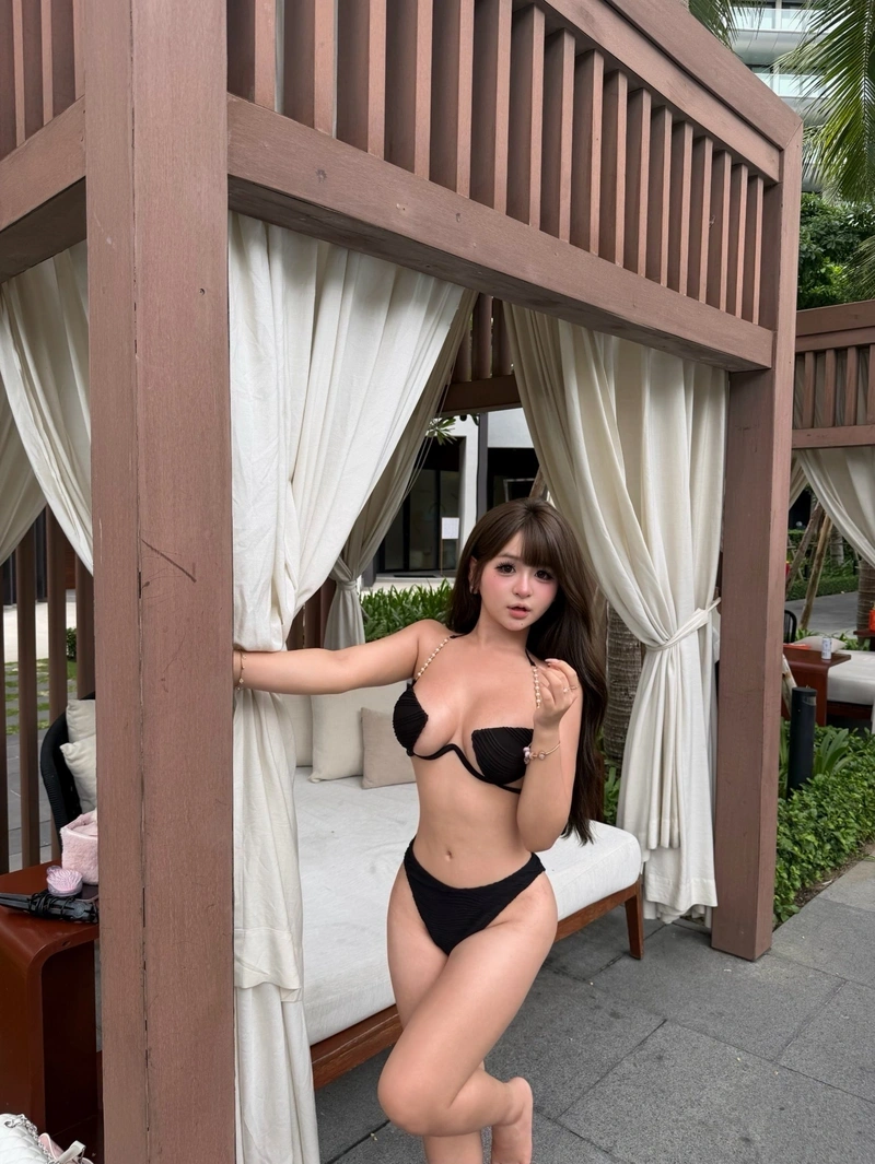 Ảnh gái xinh mặc bikini đen dịu dàng