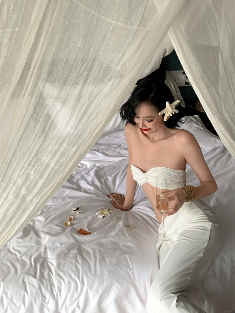 Ảnh gái xinh mặc bikini trắng dễ thương