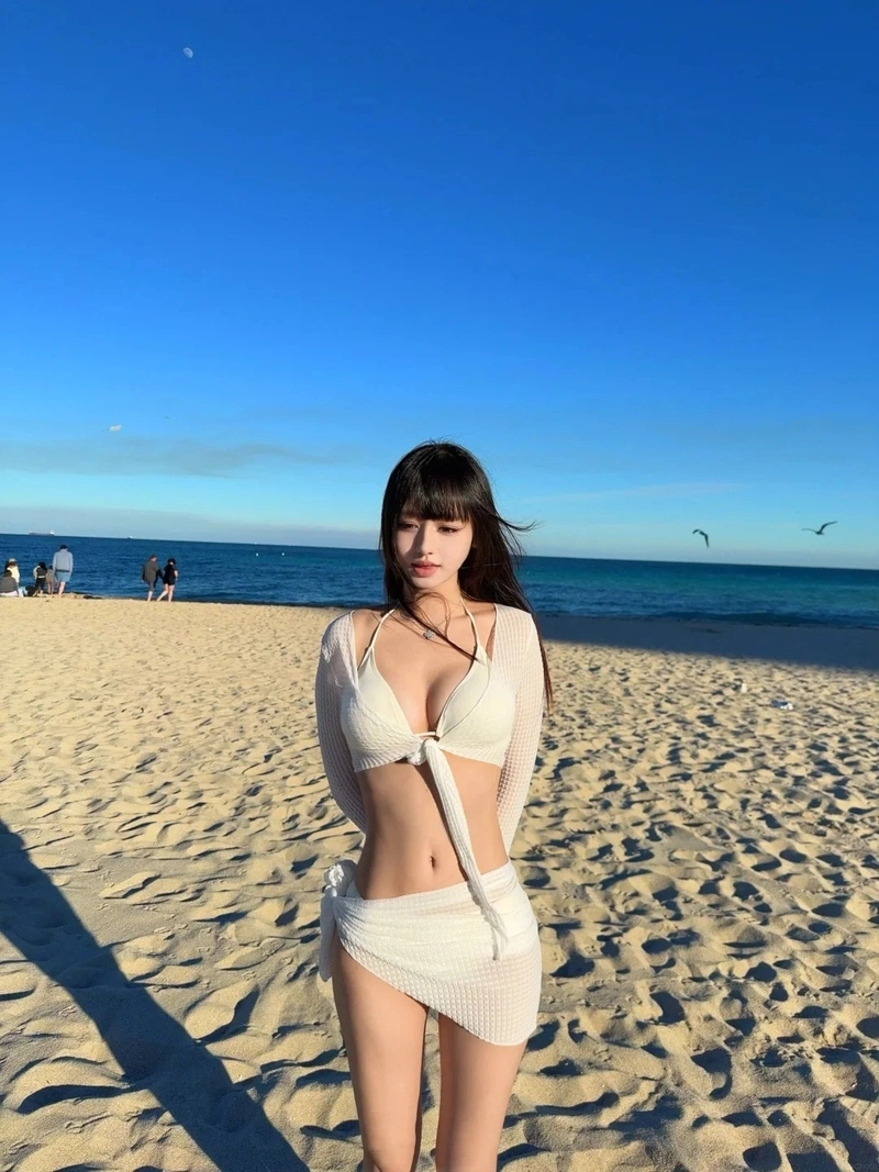 Ảnh gái xinh mặc bikini trắng lọt khe
