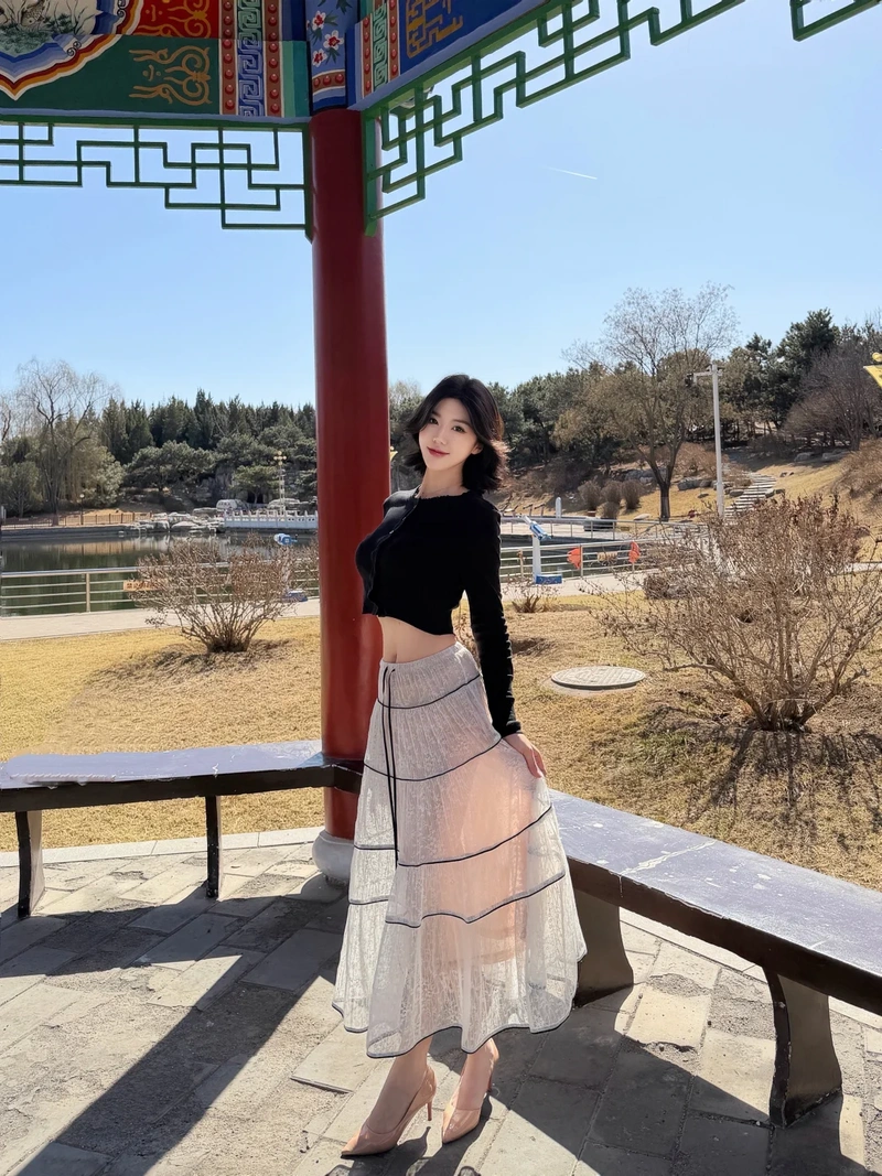 Ảnh gái xinh mặc váy lưới sexy vòng một tròn đầy