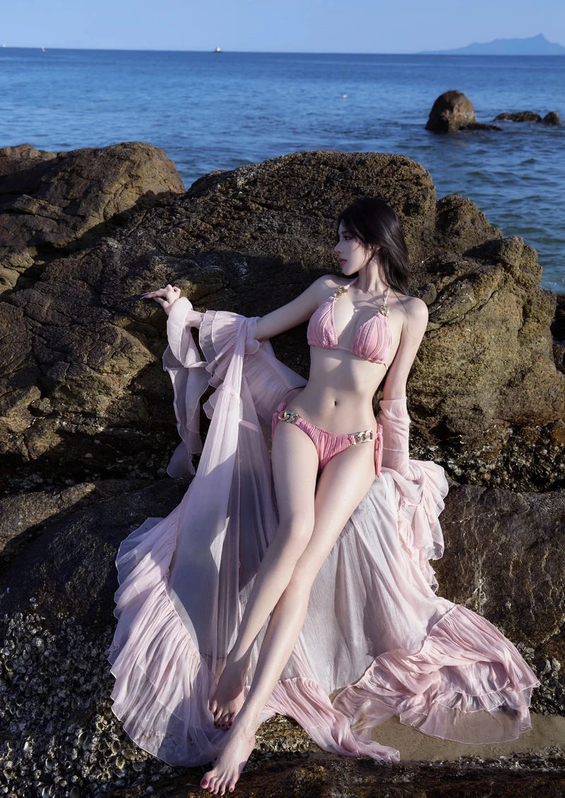 Ảnh hot girl bikini biển khoe đường cong