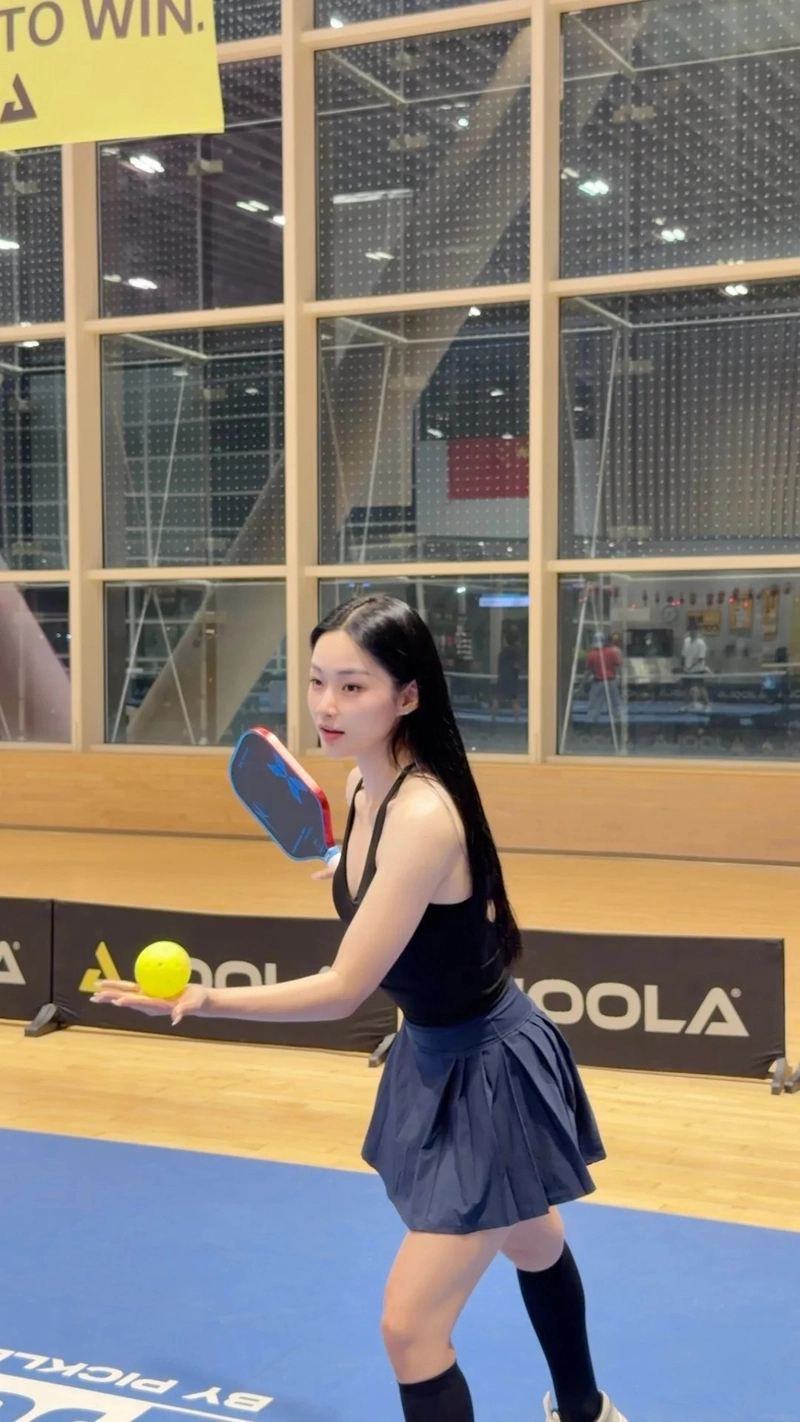 Ảnh hot girl chơi pickleball nụ cười tươi