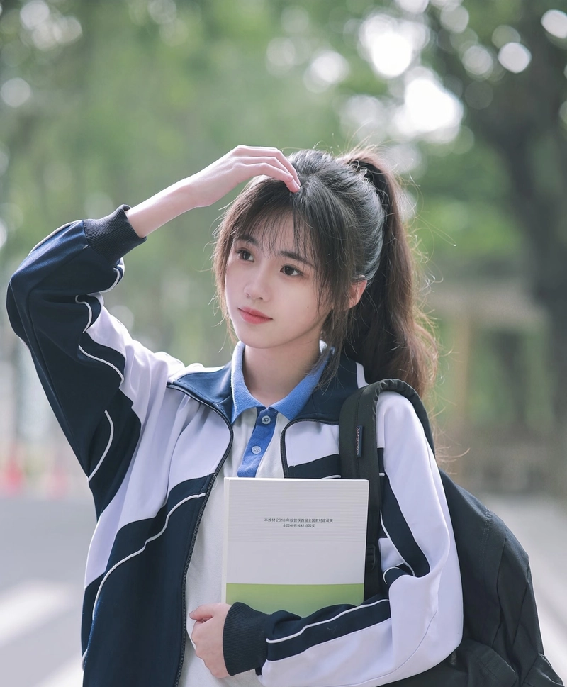 Ảnh lớp 12 với cô gái xinh xắn nổi bật
