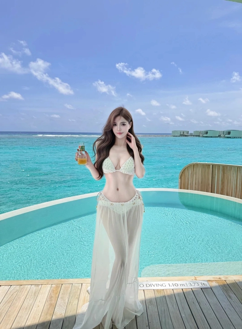 Ảnh thiếu nữ xinh mặc bikini trắng sexy