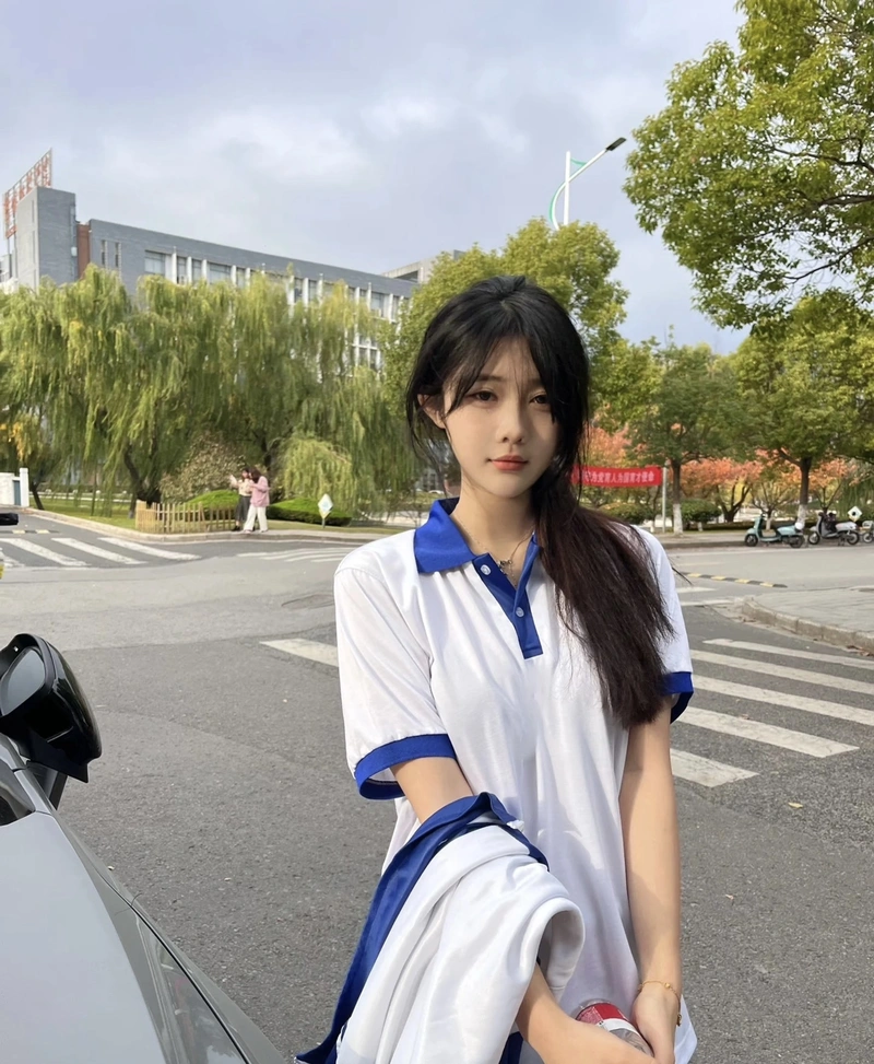 Biểu cảm gái xinh 2k10 tươi tắn nổi bật