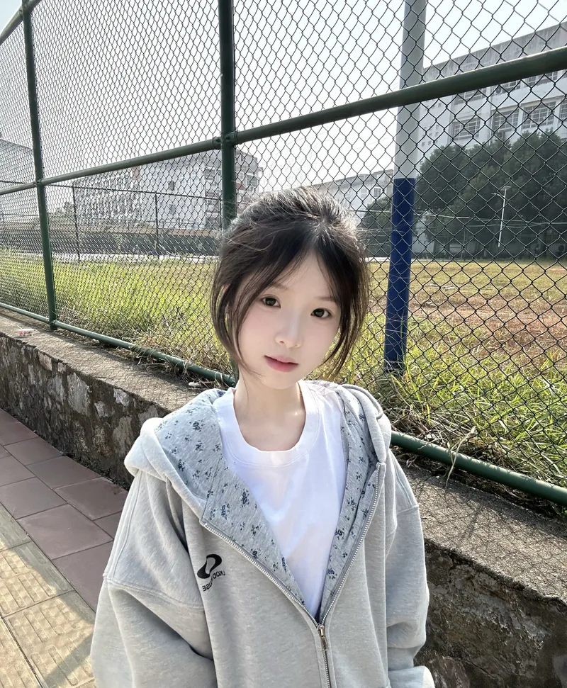 Biểu cảm gái xinh 2k12 khá tươi tắn