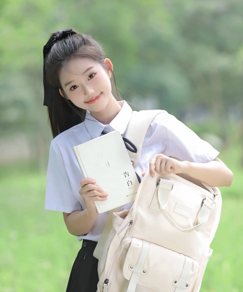 Biểu cảm vui vẻ của gái xinh 2k12