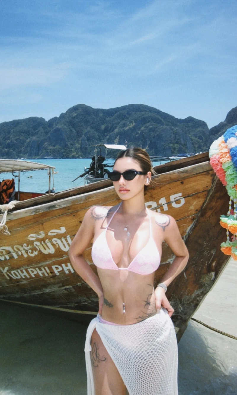 Bikini hồng ôm dáng gái xinh quyến rũ
