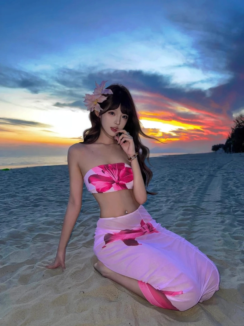 Bikini hồng ôm sát gái xinh nóng bỏng