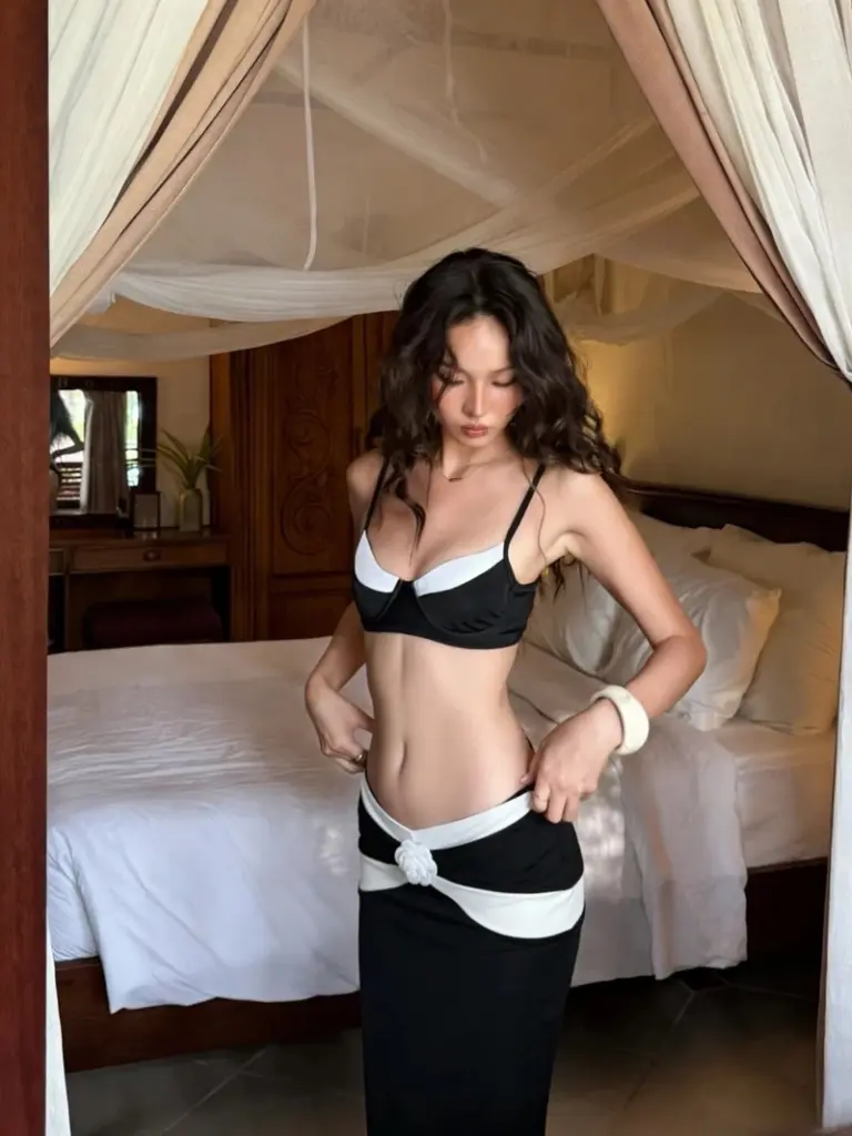 Cô gái bikini đen xinh đẹp quyến rũ