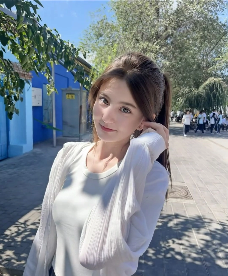 Cô gái lớp 12 rạng rỡ với phong thái tuổi học trò