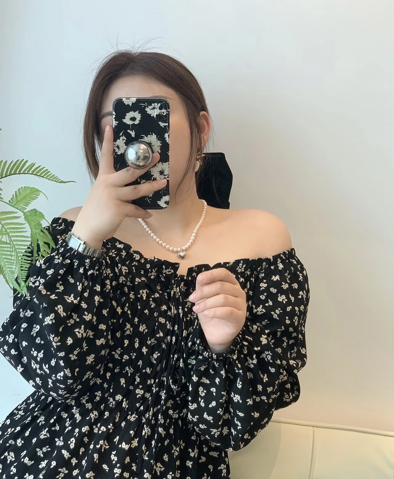 Cô gái trẻ trung tạo dáng che mặt bằng điện thoại