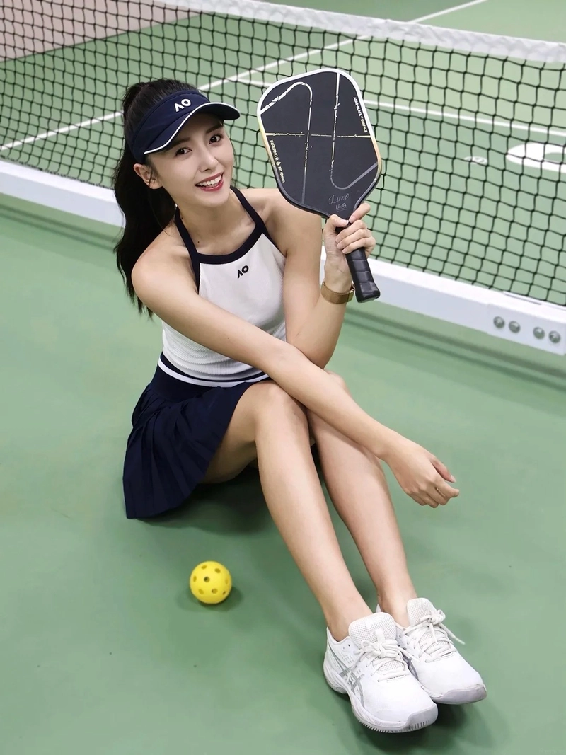 Cô gái xinh cầm vợt pickleball thả dáng