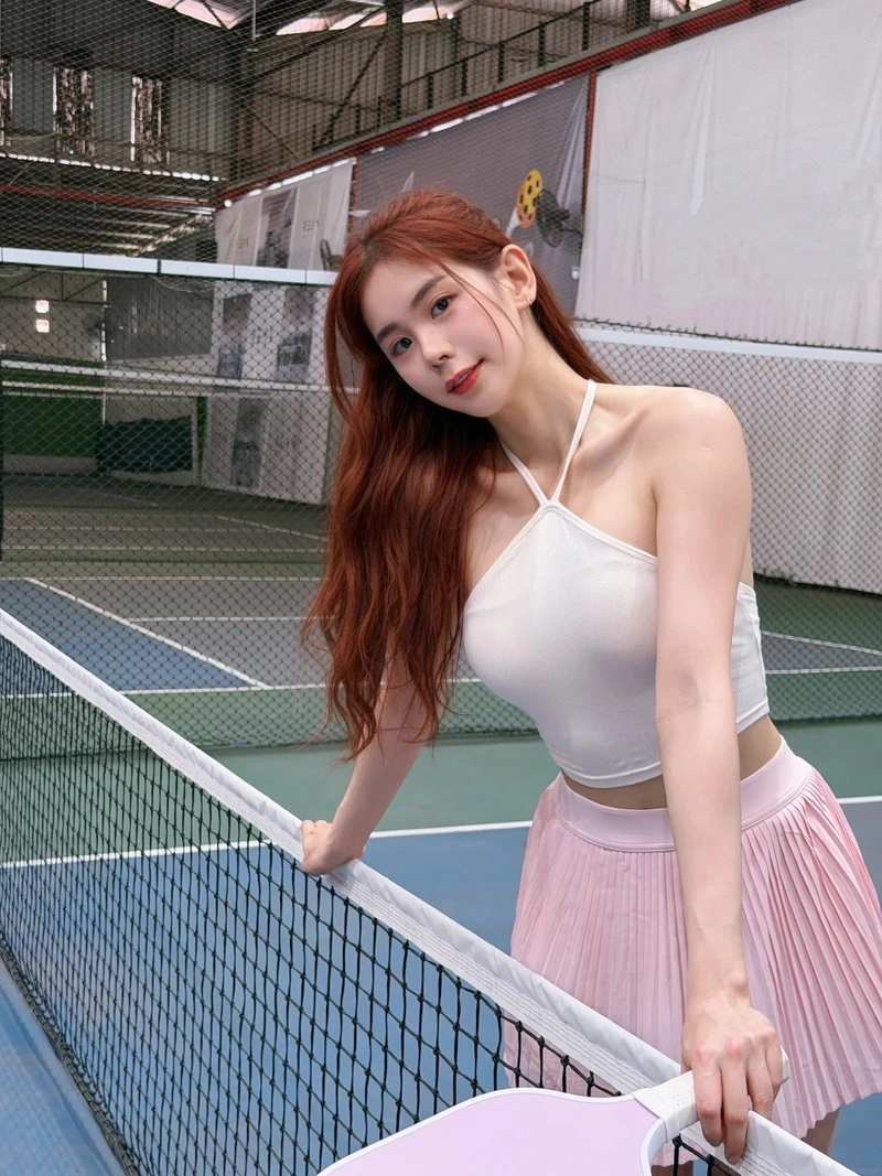 Cô gái xinh chơi pickleball vóc dáng chuẩn