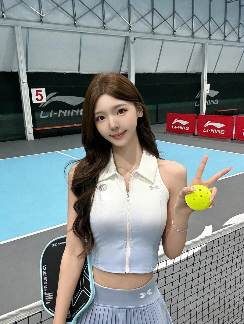 Cô gái xinh đẹp chơi pickleball rạng ngời