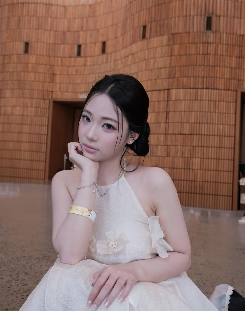 Cô gái xinh diện áo yếm yêu kiều