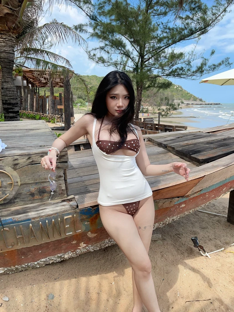 Cô nàng đẹp bikini biển body nóng bỏng