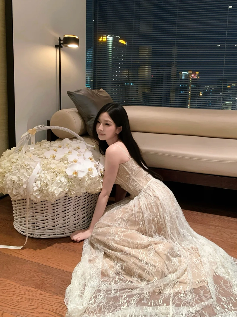 Cô nàng váy lưới ôm sát mông đít tròn