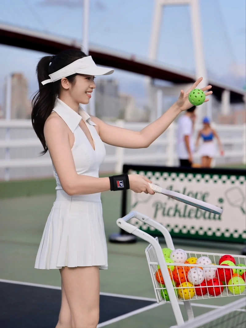 Cô nàng xinh chơi pickleball tự tin mạnh mẽ