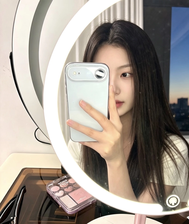 Dáng chụp gương cô gái che mặt bằng điện thoại