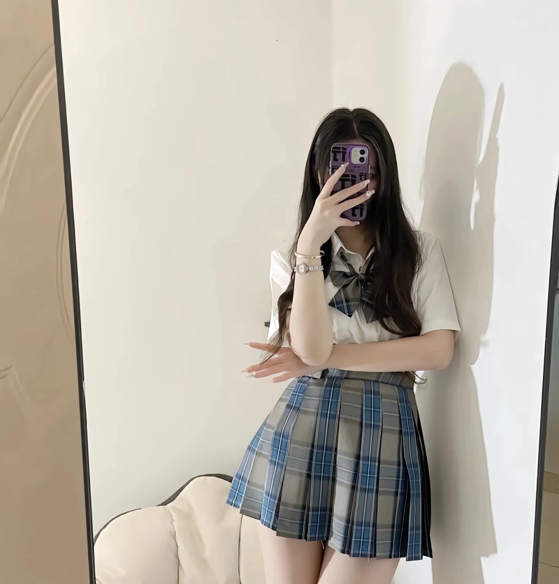 Dáng gái xinh xuất hiện trong ảnh chụp trước gương