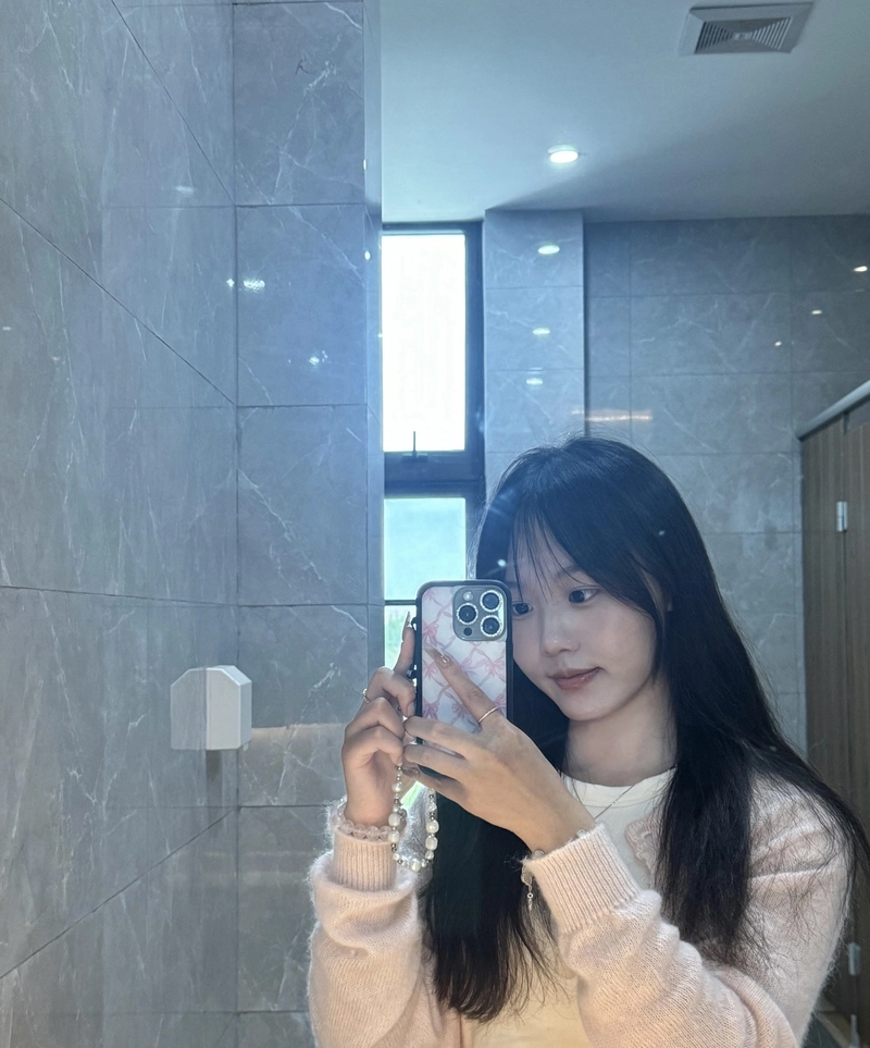 Dáng xinh nổi bật trong ảnh gái chụp trước gương