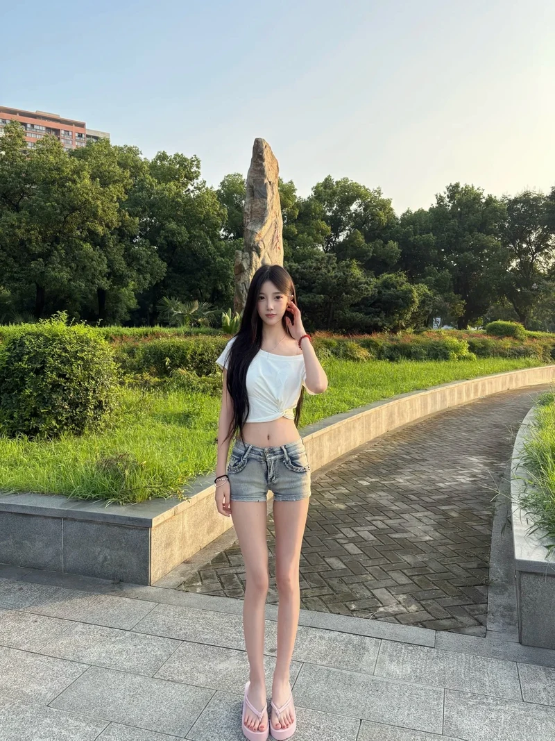 Đôi chân gái trắng mịn cuốn hút