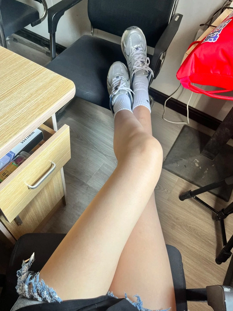 Đùi gái xinh dài miên man đẹp mắt