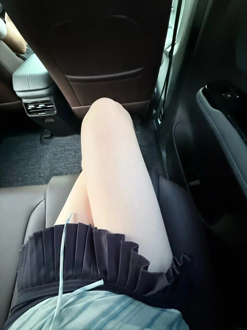 Đùi gái xinh thon gọn dễ làm hình nền