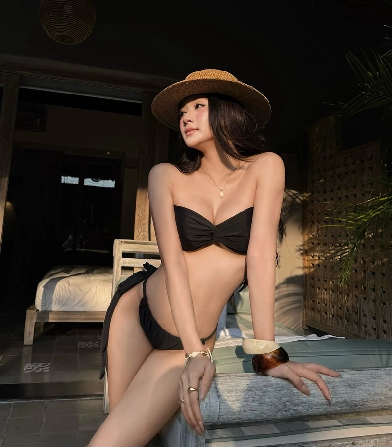 Em gái quyến rũ mặc bikini trong nhà gợi cảm