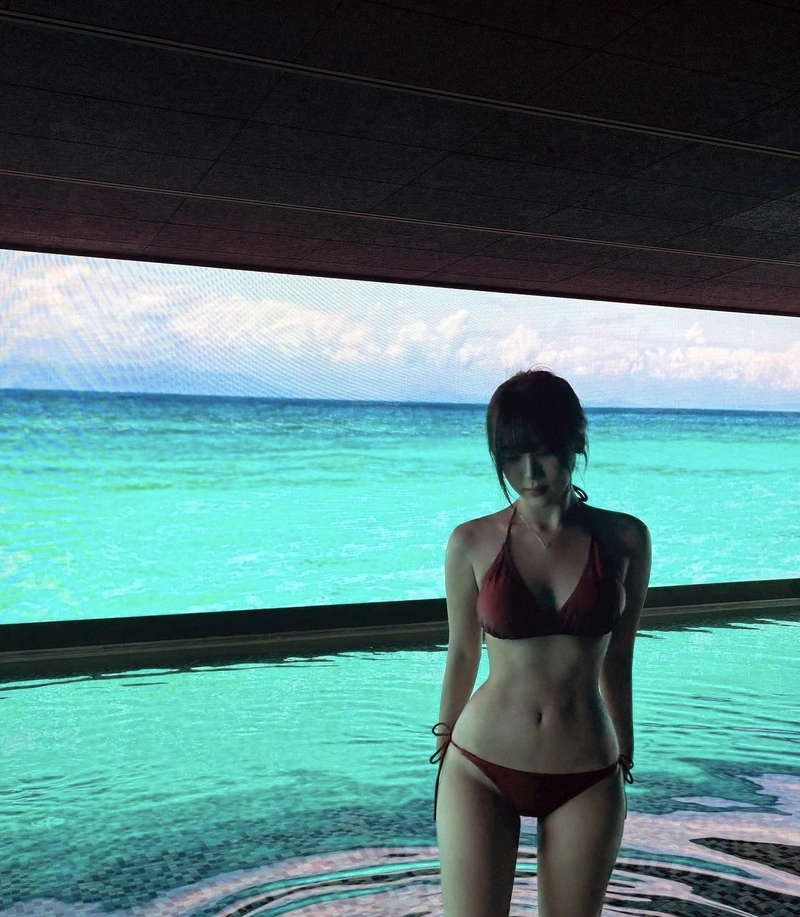 Gái Nga bikini diện mạo hấp dẫn