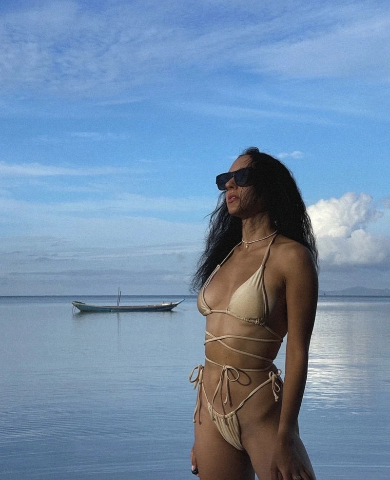 Gái Nga bikini đường cong hấp dẫn