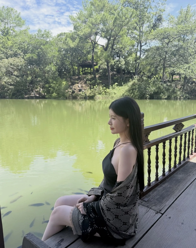 Gái Việt mặc áo yếm ngọt ngào