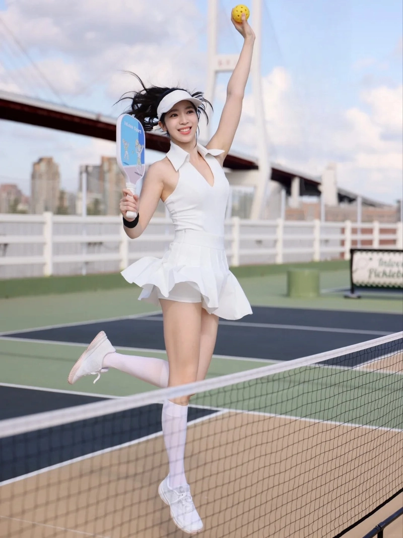 Gái đẹp đánh pickleball dáng người cực thon