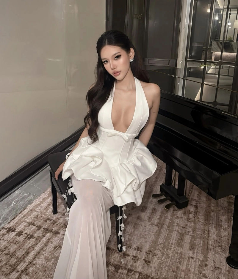 Gái đẹp diện áo yếm kiêu sa