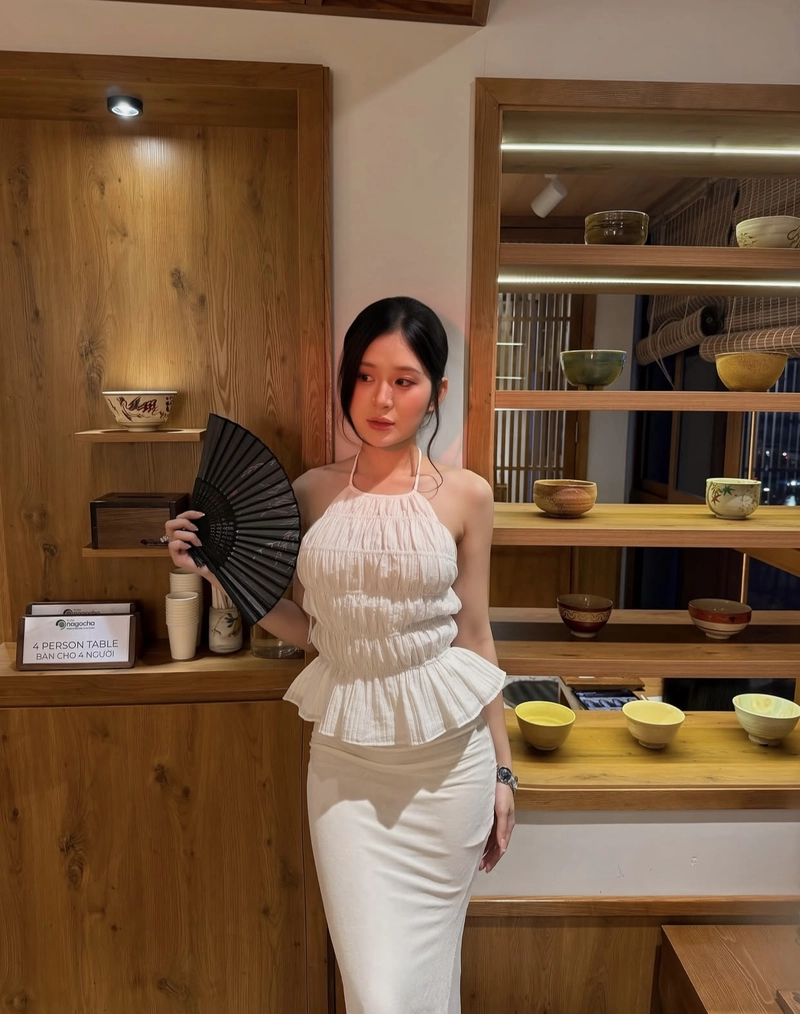 Gái đẹp mặc áo yếm lung linh