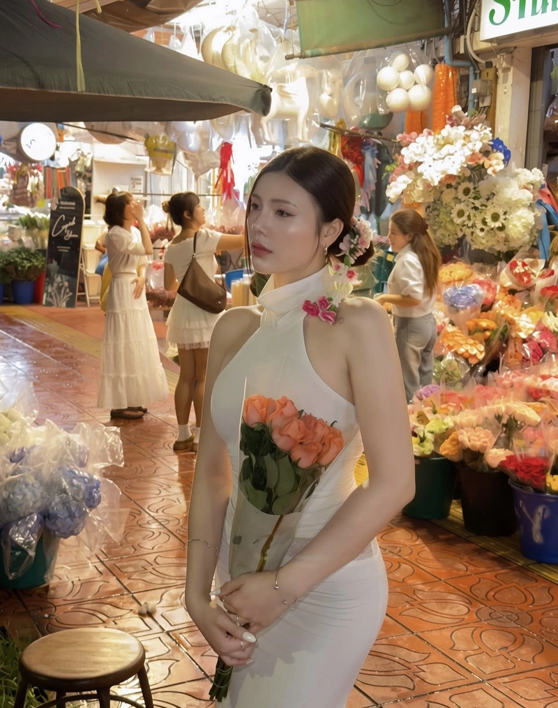 Gái đẹp mặc áo yếm thướt tha