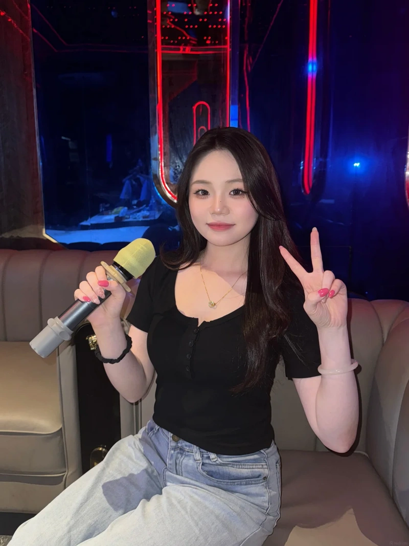 Gái karaoke khoe vòng 3 căng tròn