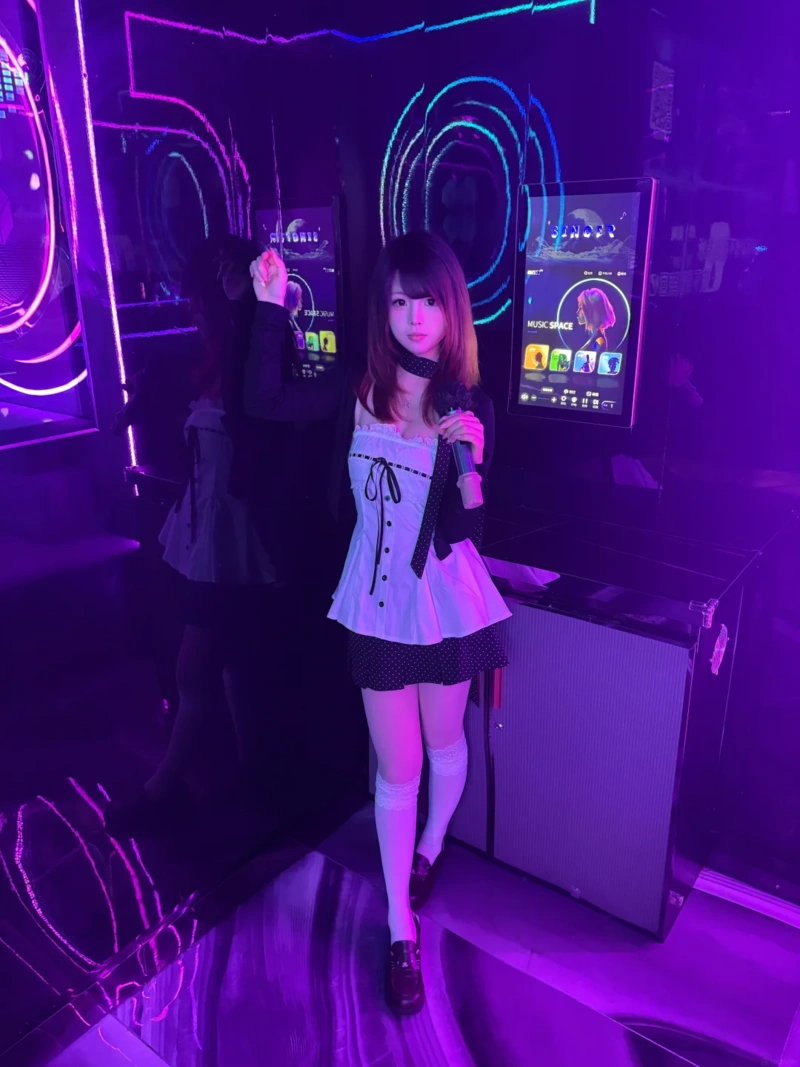 Gái karaoke nude khoe thân dâm đãng